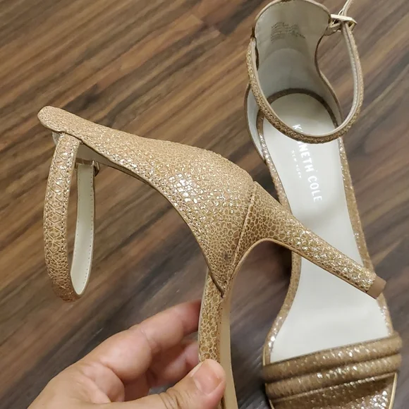 Kenneth Cole Mallory gold shimmer heel 👠 size 9M - Picture 6 of 9